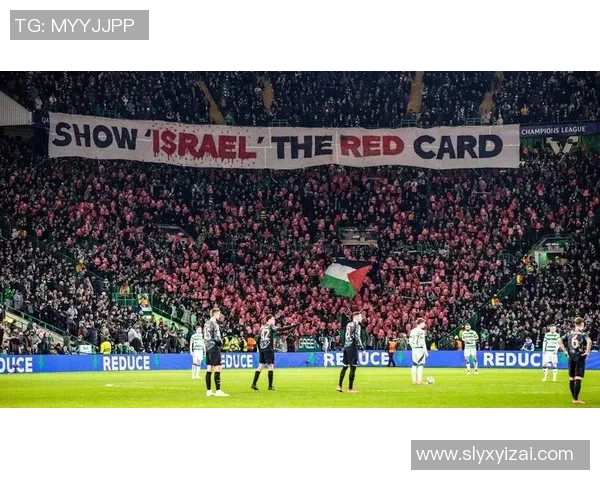 足球明星化身路人意外现身拜仁训练场引发球迷热议 足球明星化身路人意外现身拜仁训练场引发球迷热议